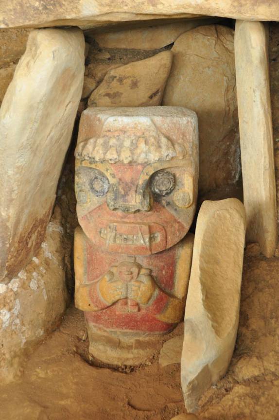 Os únicos tótens de pedra coloridos em San Agustín, na Colômbia